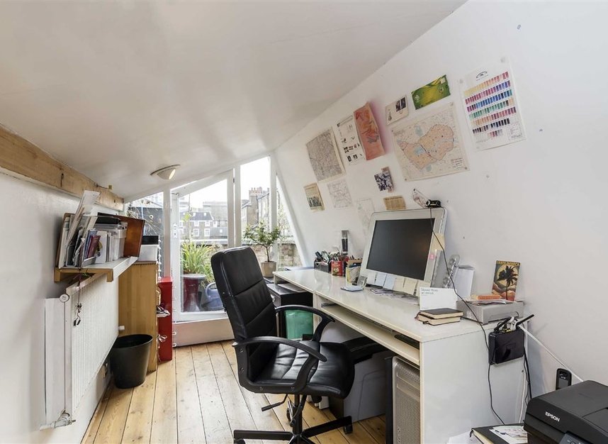 This tiny €1Mio crib in the city of London r/CozyPlaces